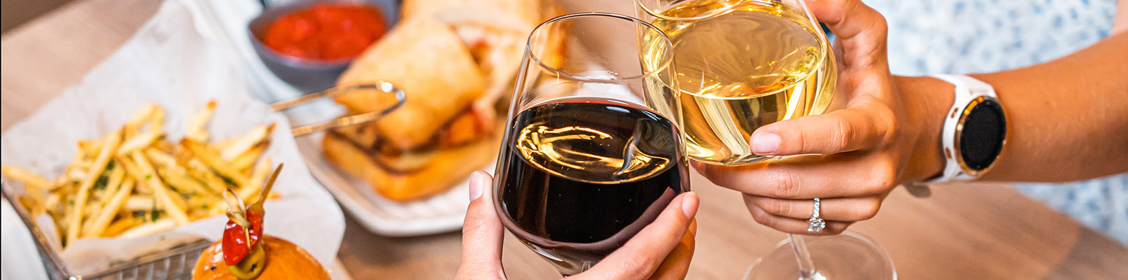 Пий та їж смачно: які закуски подати до вина